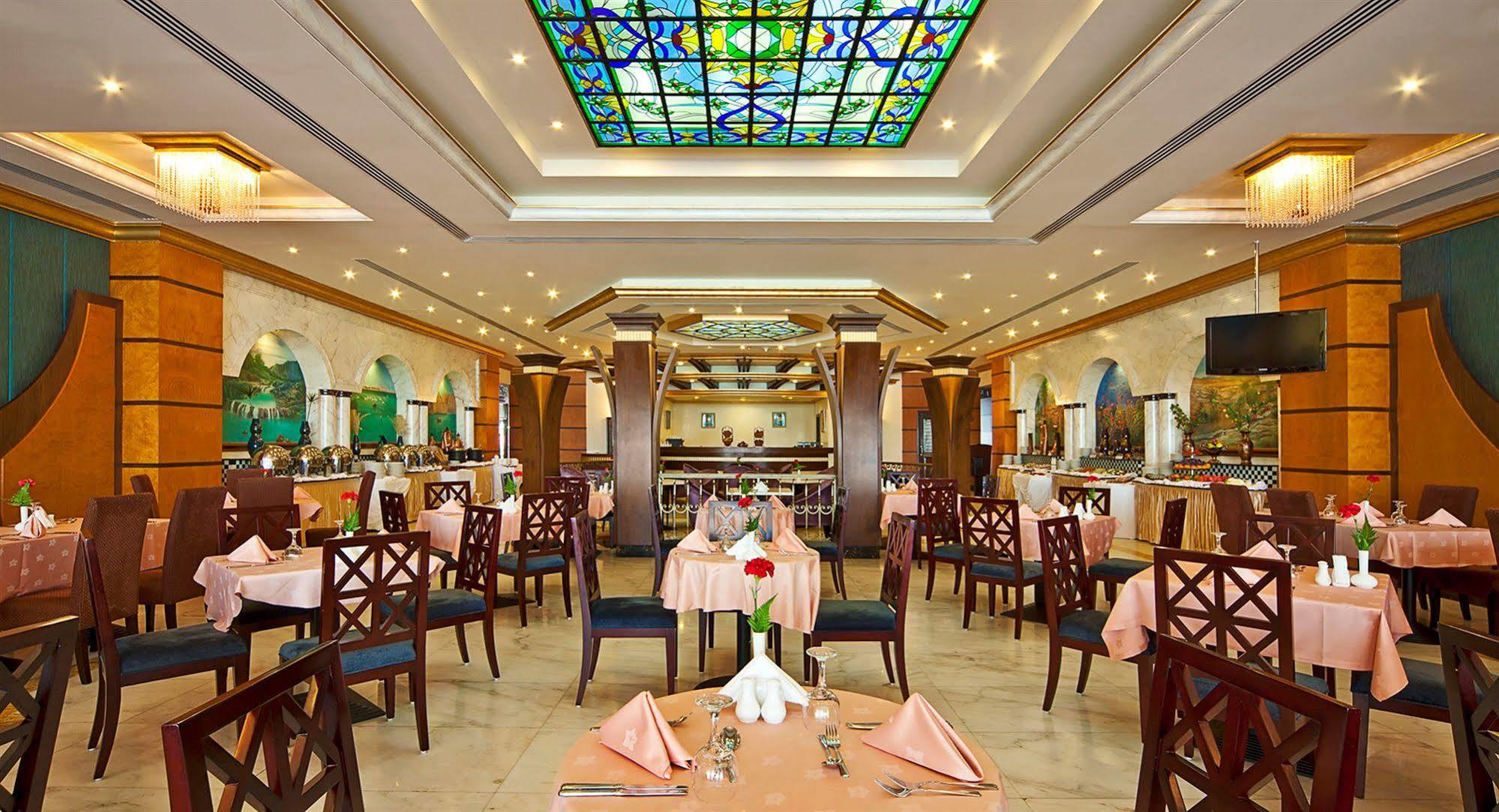 Royal Beach Resort & Spa Шарджа Екстериор снимка